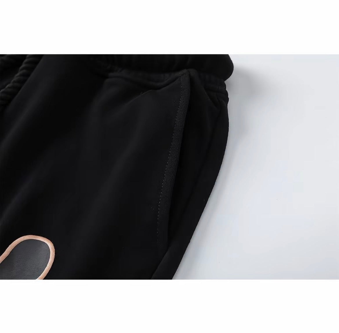 Syna Oversize Tag Shorts – Black - Central cee